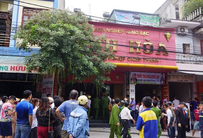 Nao loan vi tiem vang chay giua pho hinh anh 1