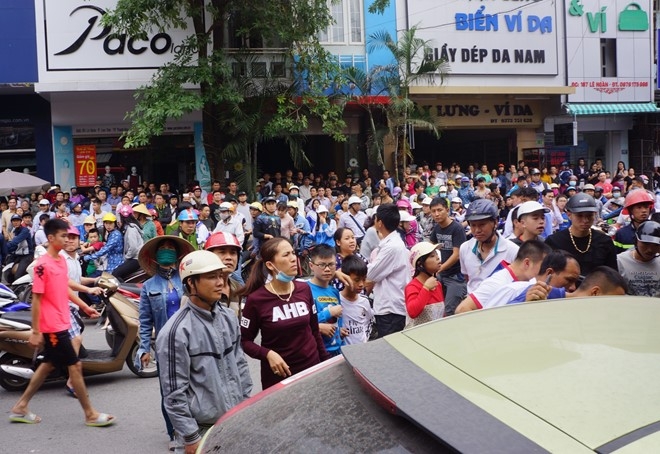 Nao loan vi tiem vang chay giua pho hinh anh 3