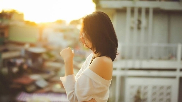 Em chẳng sợ gì ngoài việc chúng ta luôn nói bận với nhau. Tiền hôm nay không kiếm đủ thì mai kiếm tiếp. Nhưng yêu thương trong gia đình với nhau, thì chúng ta không nên chậm trễ thêm một giây một phút nào.