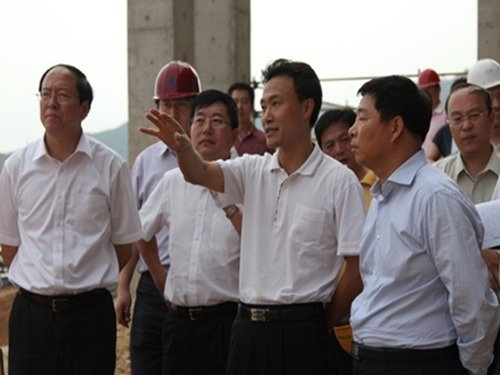 Khương Chu (người giơ tay) khi còn đương chức