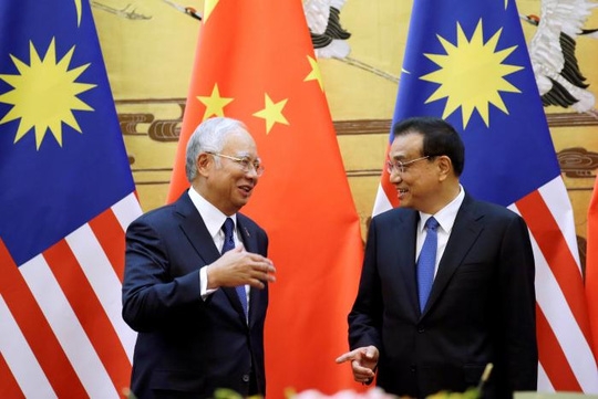  Thủ tướng Trung Quốc Lý Khắc Cường (phải) và người đồng cấp Malaysia Najib Razak hội đàm hôm 1-11. Ảnh: REUTERS 