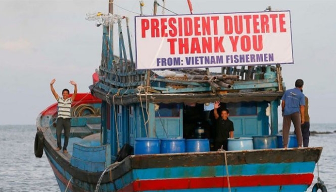 Tổng thống Duterte tiễn ngư dân Việt Nam bị bắt về nước 