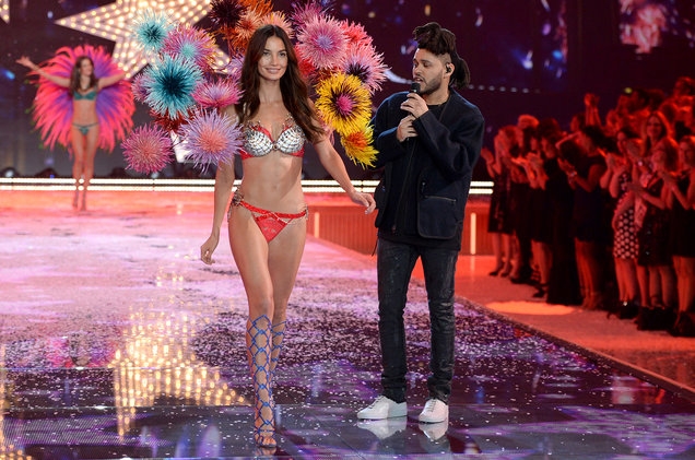 Victorias Secret 2016 đã nóng lại càng nóng hơn với phần trình diễn của 3 siêu sao này - Ảnh 1.