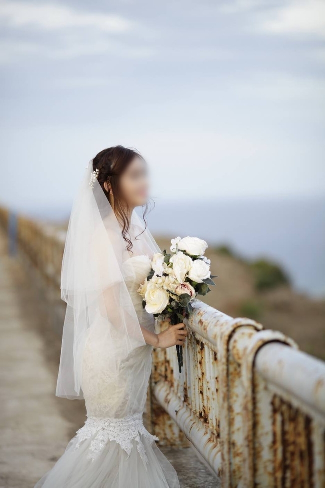 Cô dâu chú rể ở Sài Gòn bị nhiếp ảnh gia thuê người đập phá đám cưới để đòi tiền - Ảnh 2.