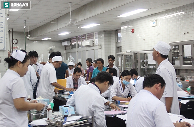 Khó tin khi bác sĩ cấp cứu phải kiêm việc dọn vệ sinh cho bệnh nhân - Ảnh 7.