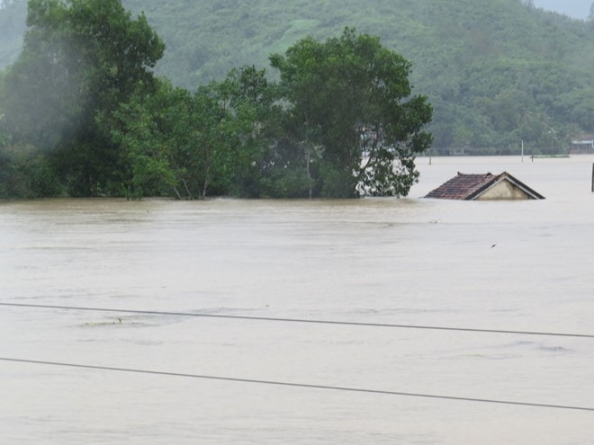 Lu ngap xe khach o Phu Yen hinh anh 4