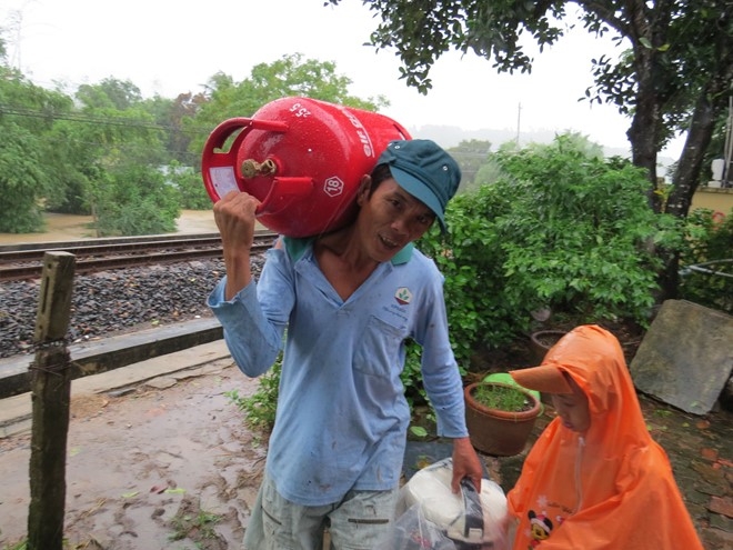 Lu ngap xe khach o Phu Yen hinh anh 5