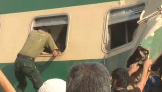 Tàu hỏa đụng nhau ở Pakistan, 17 người chết 