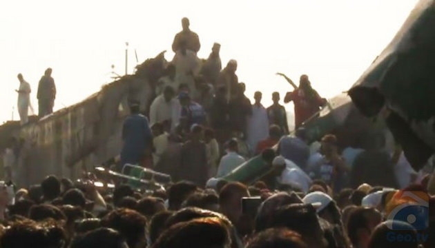 Tàu hỏa đụng nhau ở Pakistan, 17 người chết 