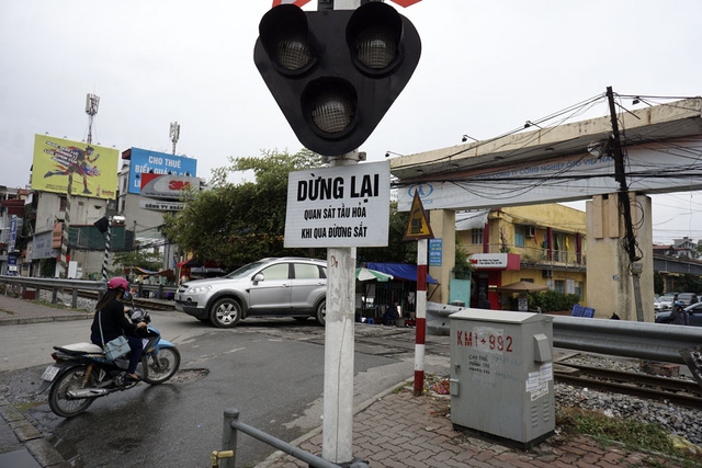  Một đường ngang đoạn trường ĐH Bách Khoa không có barie an toàn. Đây là lối vào một điểm bán xăng và công ty cổ phần cơ khí ô tô 3-2. 