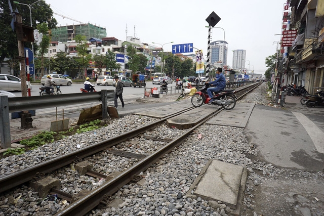 Cách đó không xa lại có một đường ngang khá rộng.
