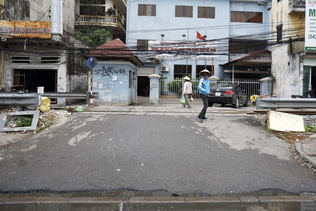 Trên đường ray tàu hỏa có khá nhiều cơ quan, mỗi cơ quan lại có một đường ngang.