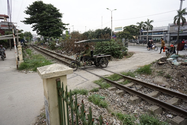  Một đường ngang không barie đi vào làng dân cư Tứ Kỳ. 