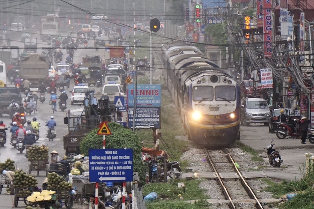  Một đoàn tàu đang chạy trên đường sắt Bắc - Nam ở đường Giải Phóng. Đây là tuyến đường sắt có mật độ tàu chạy rất lớn cả tàu khách và tàu hàng. 