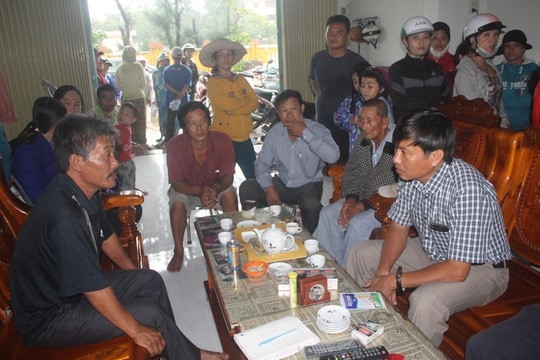 Ba ngu dan bi lu cuon troi ra bien tro ve trong ngo ngang hinh anh 1