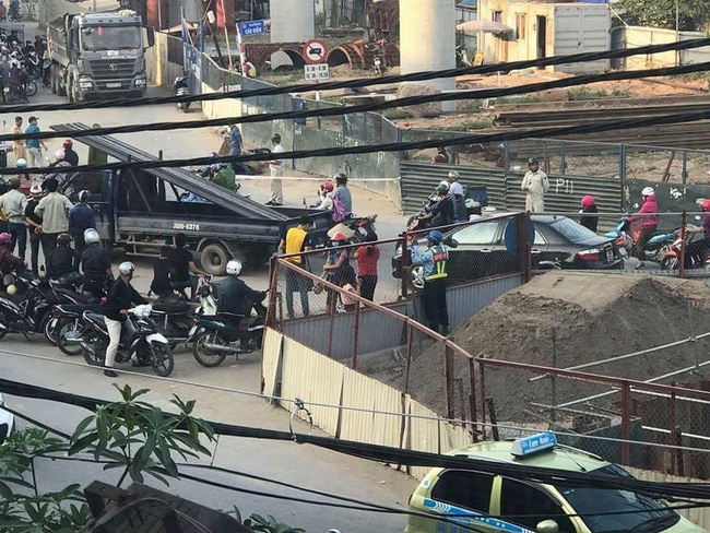Hà Nội: Tài xế xe tải cán tử vong người đàn ông rồi bỏ trốn - Ảnh 2.