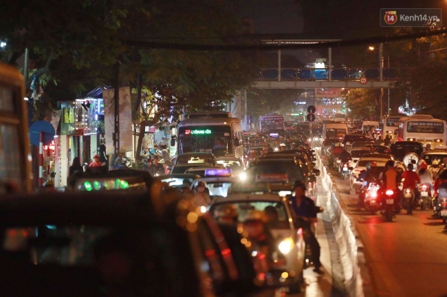 Hà Nội: Ùn tắc kinh hoàng, giao thông khu vực cầu vượt Tây Sơn bị tê liệt - Ảnh 1.