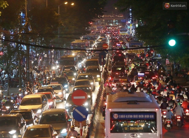 Hà Nội: Ùn tắc kinh hoàng, giao thông khu vực cầu vượt Tây Sơn bị tê liệt - Ảnh 2.