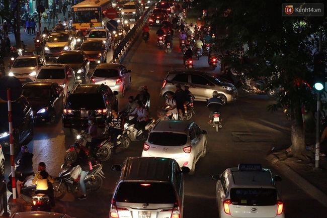 Hà Nội: Ùn tắc kinh hoàng, giao thông khu vực cầu vượt Tây Sơn bị tê liệt - Ảnh 3.