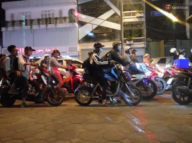 Hà Nội: Ùn tắc kinh hoàng, giao thông khu vực cầu vượt Tây Sơn bị tê liệt - Ảnh 4.
