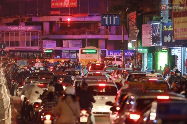 Hà Nội: Ùn tắc kinh hoàng, giao thông khu vực cầu vượt Tây Sơn bị tê liệt - Ảnh 6.