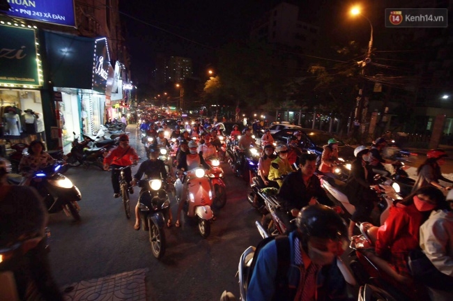Hà Nội: Ùn tắc kinh hoàng, giao thông khu vực cầu vượt Tây Sơn bị tê liệt - Ảnh 7.