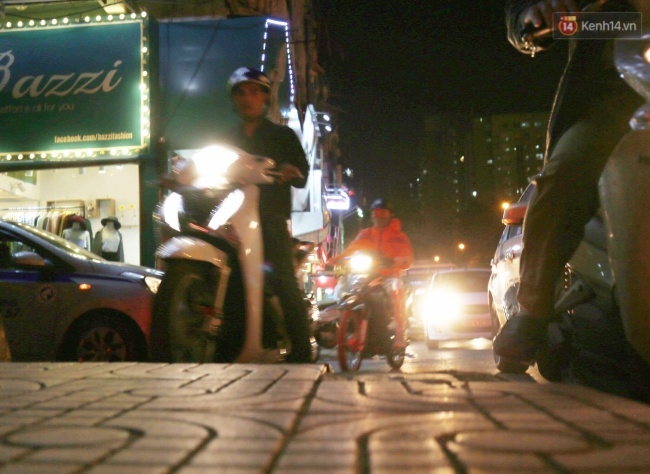 Hà Nội: Ùn tắc kinh hoàng, giao thông khu vực cầu vượt Tây Sơn bị tê liệt - Ảnh 8.