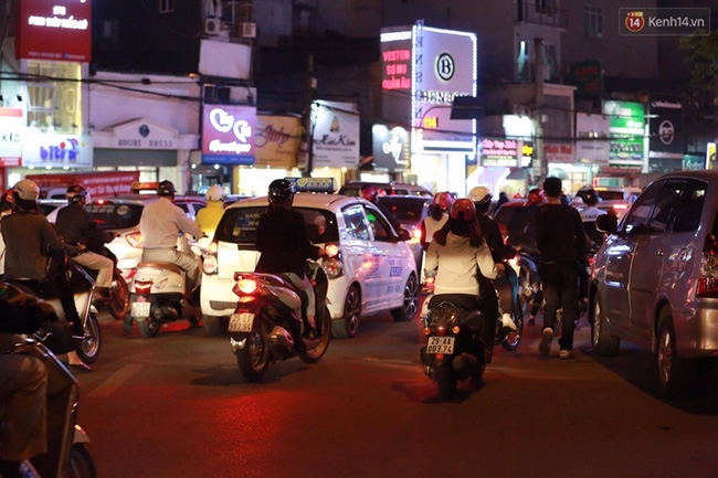 Hà Nội: Ùn tắc kinh hoàng, giao thông khu vực cầu vượt Tây Sơn bị tê liệt - Ảnh 9.