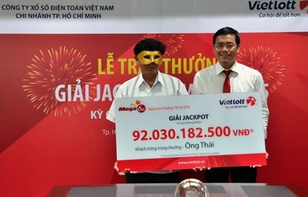  Trao giải cho người trúng xổ số (được đeo mặt nạ) 92 tỷ đồng. 