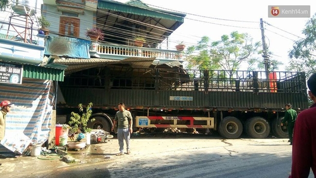 Ô tô tải đâm vào nhà dân, mẹ chồng và con dâu tử vong - Ảnh 1.