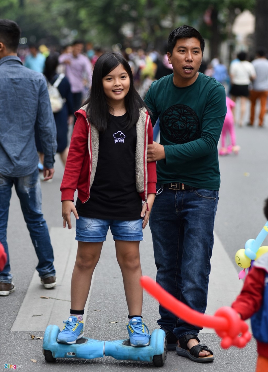 Tai nan hang loat van om nhau truot xe dien thang bang hinh anh 3