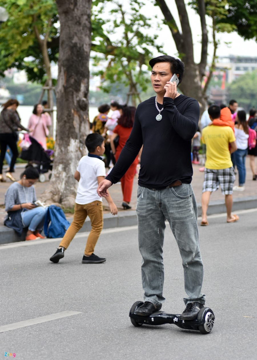 Tai nan hang loat van om nhau truot xe dien thang bang hinh anh 6