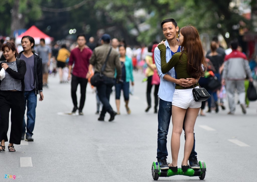 Tai nan hang loat van om nhau truot xe dien thang bang hinh anh 7