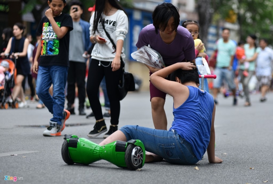 Tai nan hang loat van om nhau truot xe dien thang bang hinh anh 11