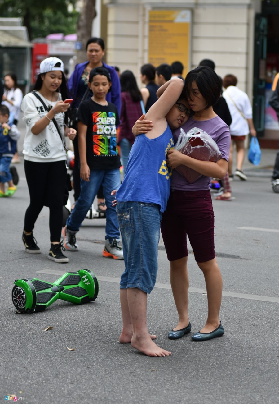 Tai nan hang loat van om nhau truot xe dien thang bang hinh anh 12