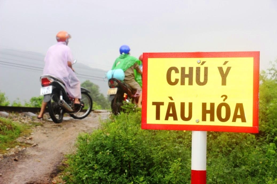 tranh lu tren… duong tau hoa, dan cuong cuong thoat than hinh anh 1