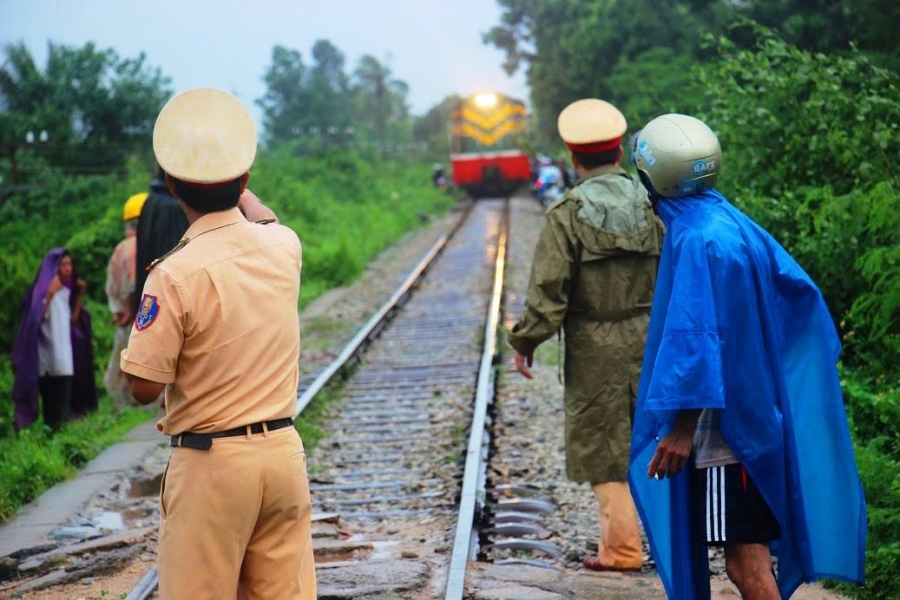 tranh lu tren… duong tau hoa, dan cuong cuong thoat than hinh anh 2