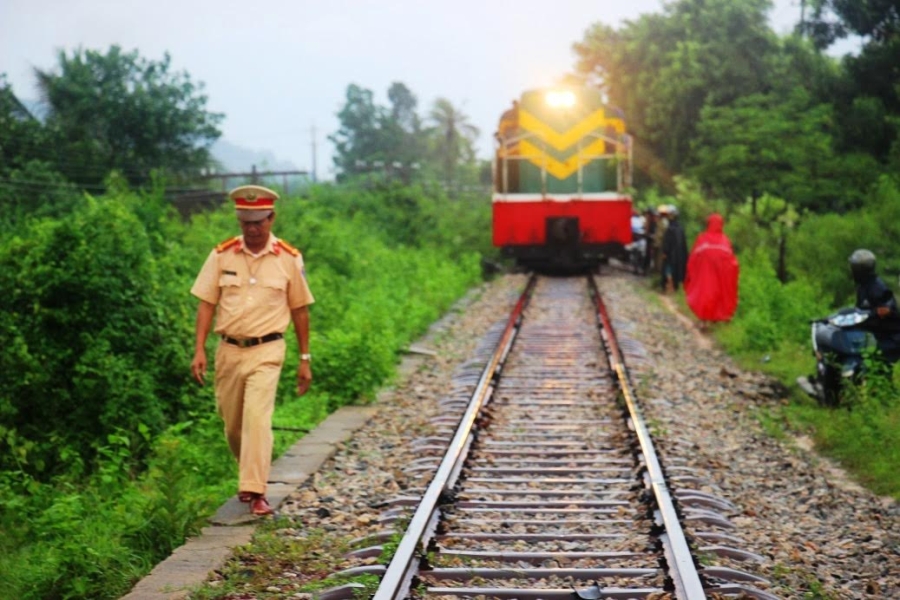 tranh lu tren… duong tau hoa, dan cuong cuong thoat than hinh anh 3
