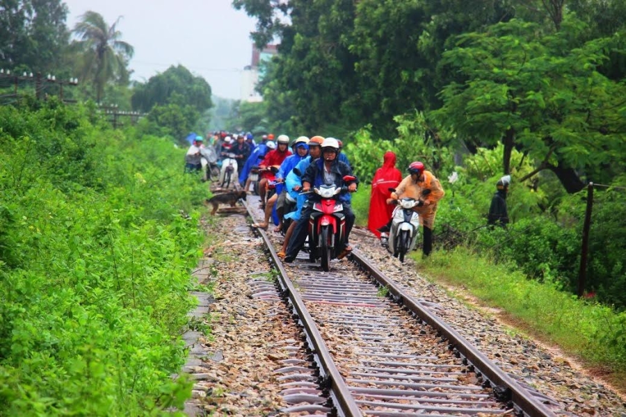 tranh lu tren… duong tau hoa, dan cuong cuong thoat than hinh anh 4