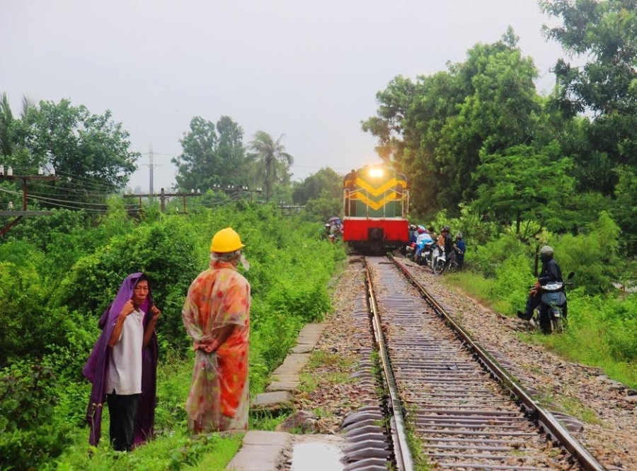 tranh lu tren… duong tau hoa, dan cuong cuong thoat than hinh anh 5