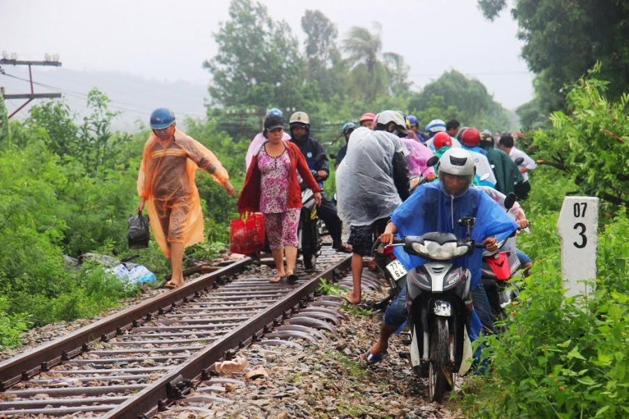 tranh lu tren… duong tau hoa, dan cuong cuong thoat than hinh anh 6
