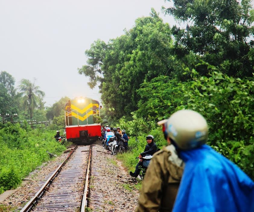 tranh lu tren… duong tau hoa, dan cuong cuong thoat than hinh anh 7