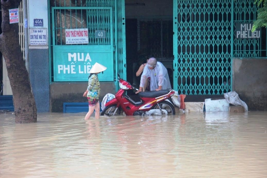tranh lu tren… duong tau hoa, dan cuong cuong thoat than hinh anh 8