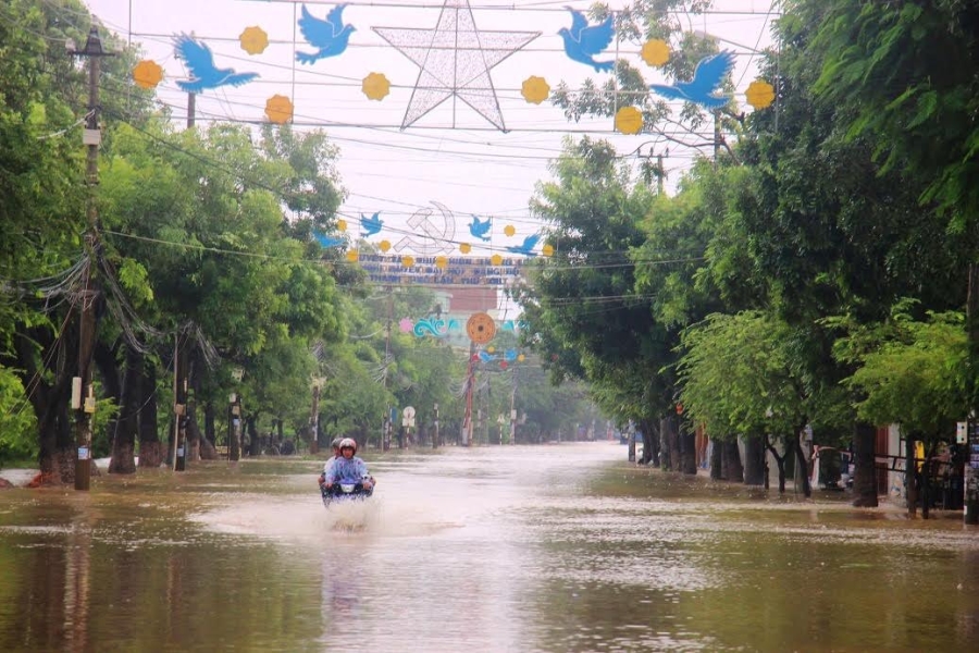 tranh lu tren… duong tau hoa, dan cuong cuong thoat than hinh anh 9