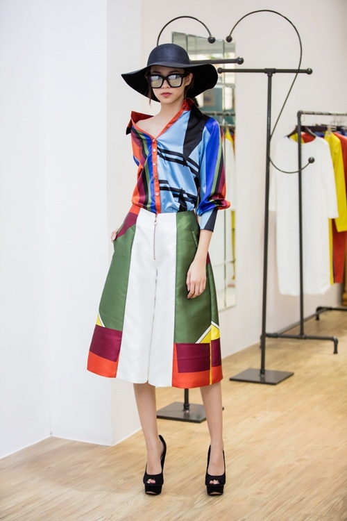 Á hậu Huyền My diện vest không nội y