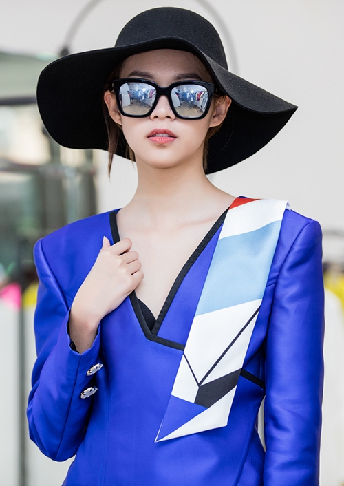 Á hậu Huyền My diện vest không nội y