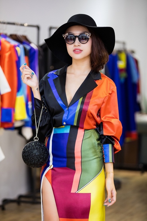 Á hậu Huyền My diện vest không nội y