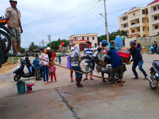 Người dân đi chợ, bán hàng đi về đều phải qua tràn Huỳnh Mai