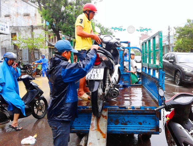 Tại nút giao thông đường Hùng Vương (TP Quy Nhơn), người dân phải mất 40.000 đồng/người/xe/lượt để vượt qua đoạn đường ngập lụt chỉ khoảng 1 km (ảnh chụp trưa ngày 3/11)