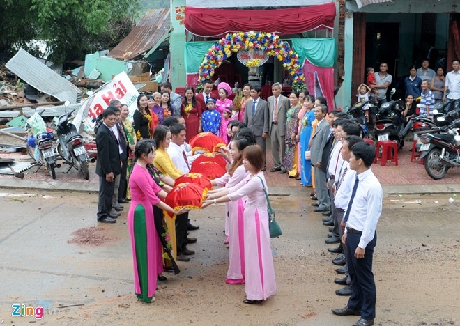 Dam cuoi ben can nha sap trong mua lu hinh anh 3